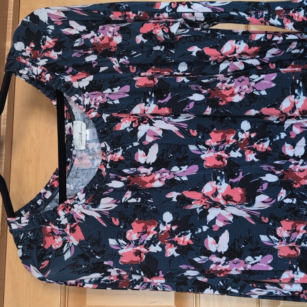 Jaclyn Smith Floral Print women's top with neck detailing